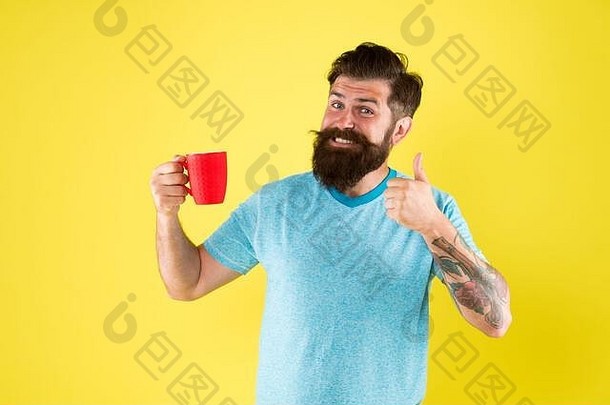 卡布奇诺咖啡比例牛奶真正的专业咖啡大业务能源概念赶时髦的人咖啡师黄色的背景咖啡商店有胡子的男人。喝早....咖啡茶时间