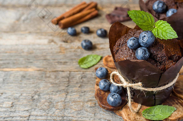 巧克力松饼配薄荷和蓝莓，放在木架上。