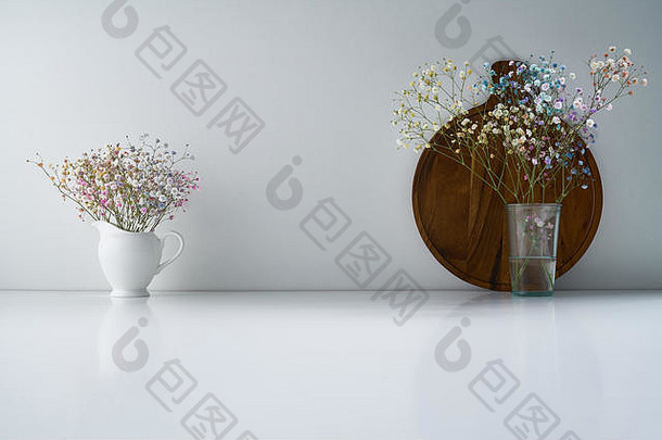 作文白色瓷tea-ware光灰色的背景精致的花束花