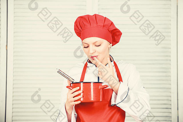 奶油。用手搅打。女厨师拿着搅拌器和<strong>锅</strong>。围着围裙打<strong>鸡</strong>蛋或奶油的女孩。开始慢慢<strong>地</strong>搅拌奶油。糖果和糕点。搅打奶油的技巧和窍门。