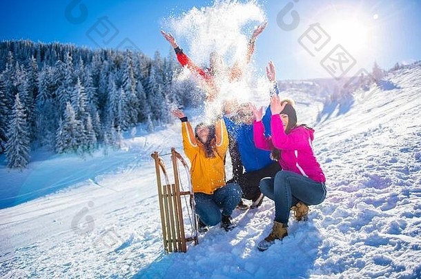 朋友们在冬天的新鲜雪上玩得很开心