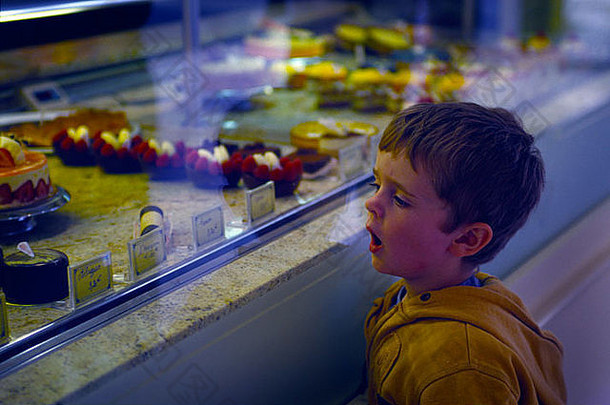 男孩法国水果糕点蛋糕商店