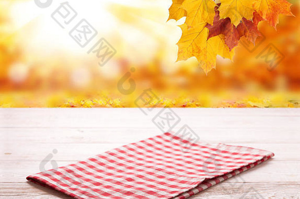 空木甲板表格桌布散景秋天叶子背景