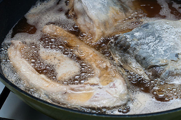传统的炸鲤鱼锅