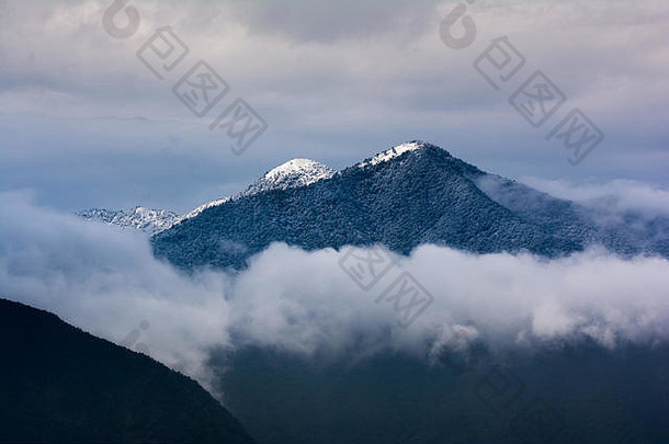 降雪雪覆盖山选择加德满都尼泊尔2月