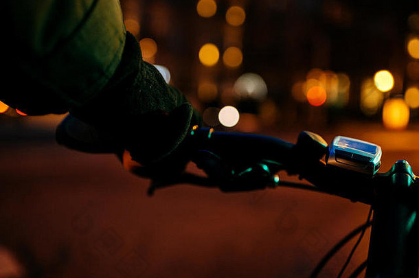 骑摩托车的人骑自行车晚上城市现代自行车装备板载电脑电自行车散焦散景背景