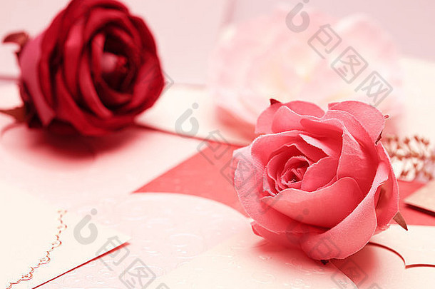 情人节贺卡上的玫瑰图案和可爱的心形图案
