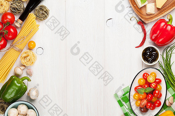 意大利食物烹饪配料。意大利面、蔬菜、香料。具有空间的俯视图