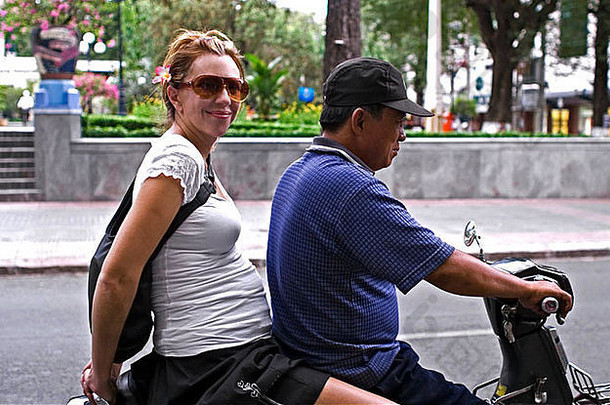 越南一名快乐的孕妇骑着摩托车（Moto）