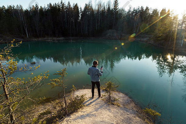 年轻人拍摄<strong>旅游照片</strong>-拉脱维亚美丽的绿松石湖-波罗的海国家的地中海风格颜色-拉克罗加埃泽斯