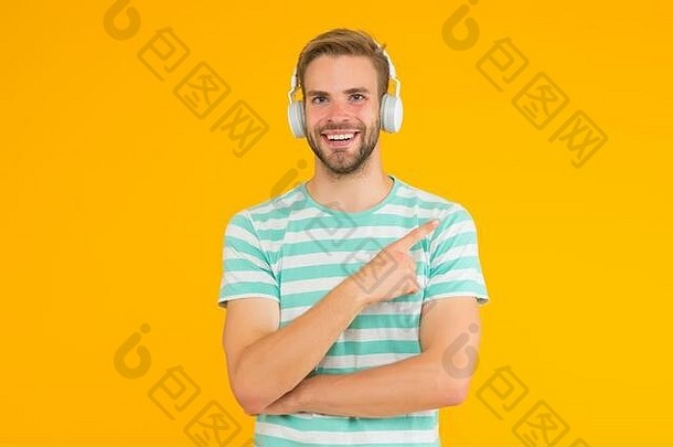 产品音乐生产快乐男人。点手指黄色的背景产品促销活动产品广告声音技术音乐科技产品激励创造力复制空间