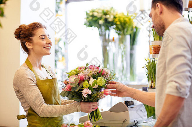 微笑花店女人男人。花商店