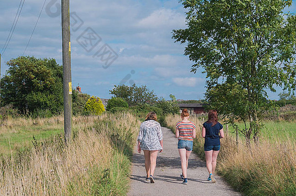 在英国德比郡一个美好的夏日里，三个女孩出去散步。