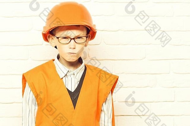 年轻的可爱的构建器男孩橙色统一的硬他头盔眼镜白色砖墙背景复制空间