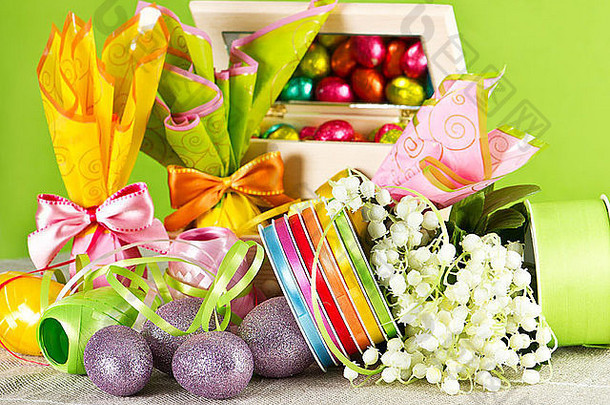 五颜六色的复活节装饰。绿色的鸡蛋和花