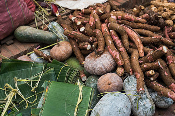 老挝琅勃拉邦市场上出售的蔬菜