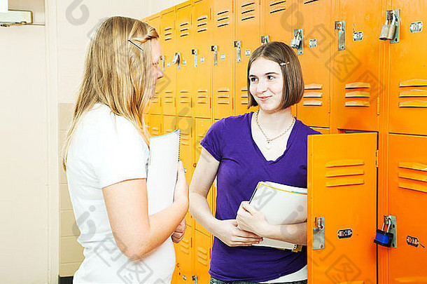 课间走廊上，十几岁的<strong>女生</strong>在一起<strong>聊天</strong>。