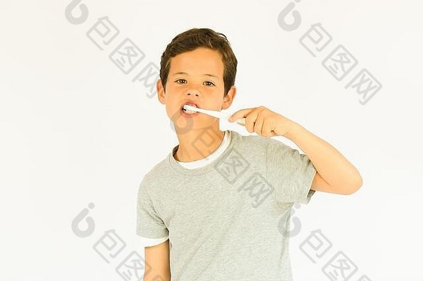 年轻漂亮的男孩正在刷牙