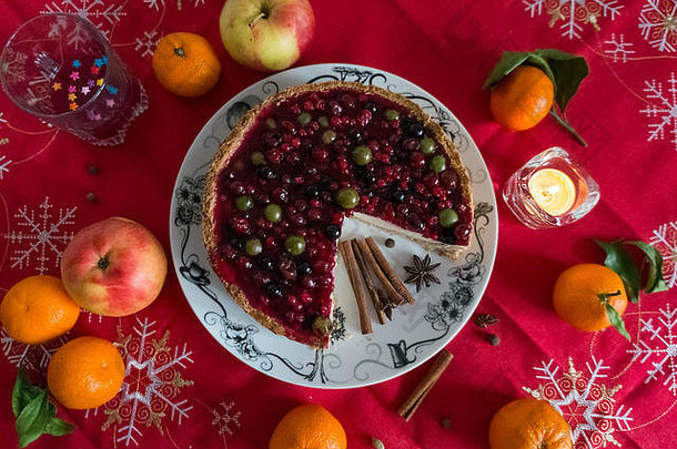 静物画与的浆果芝士蛋糕一起放在<strong>圣诞</strong>餐桌上，桌上放着橘子