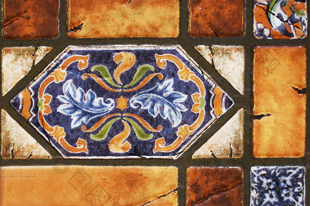 老房子正面的传统瓷砖细节。装饰瓷砖。瓦伦西亚传统瓷砖。花饰。