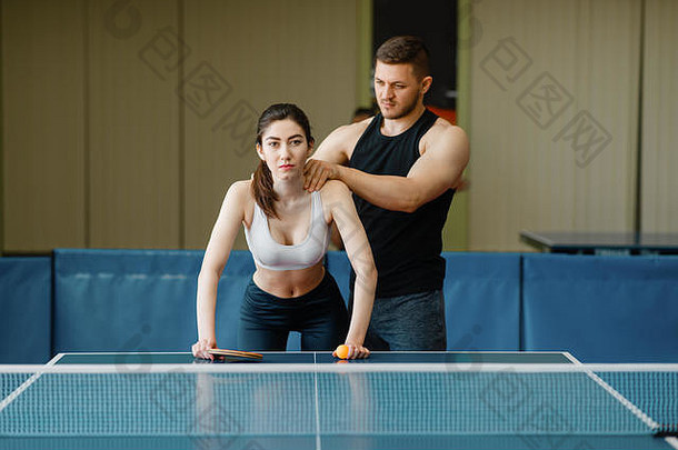 男人给女人按摩，<strong>乒乓球</strong>训练