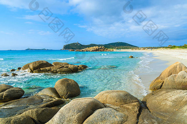 意大利撒丁岛吉恩科港海滩的石头和美丽的蔚蓝海水
