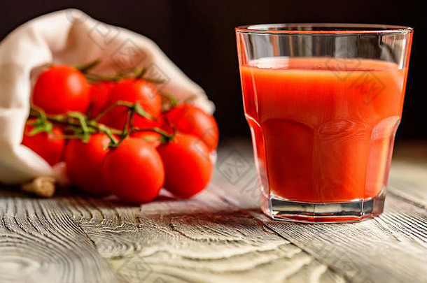 玻璃番茄汁新鲜的西红柿
