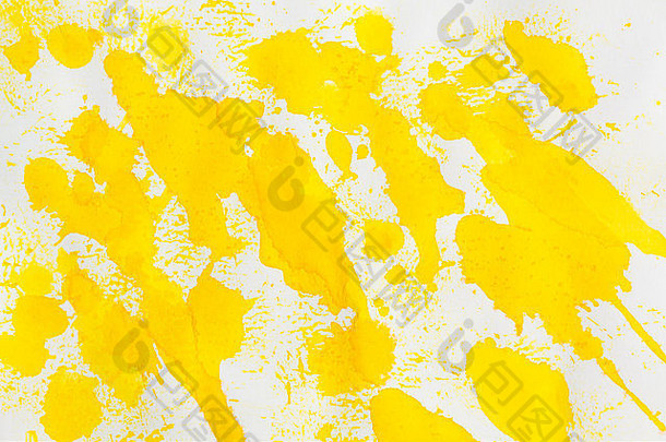 水彩画黄色将抽象画泼洒在白色的粒状纸上。设计元素。用作背景。