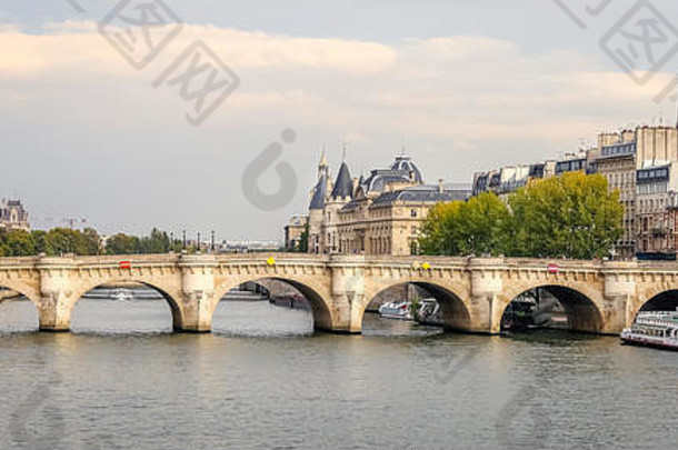 法国巴黎市塞纳河大桥