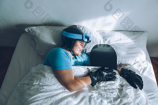 躺在床上的男人，戴着滑<strong>雪</strong>板滑<strong>雪镜</strong>和头盔