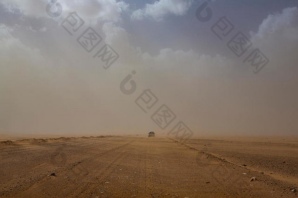 灰尘风暴路撒哈拉沙漠