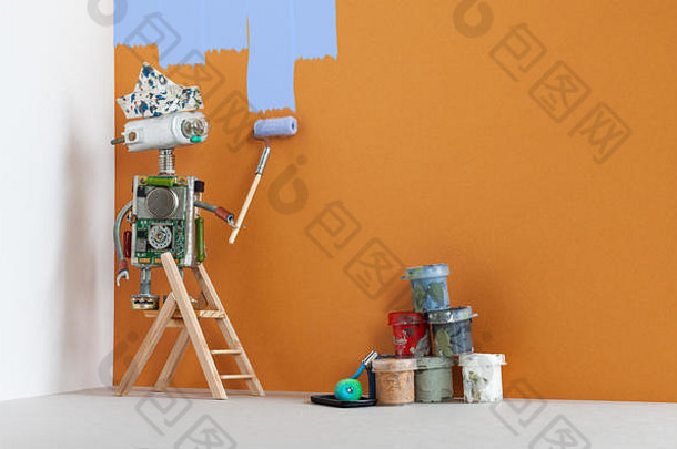 油漆工装饰工机器人在工作。木制梯子，棕色墙壁背景上的油漆桶。拷贝空间