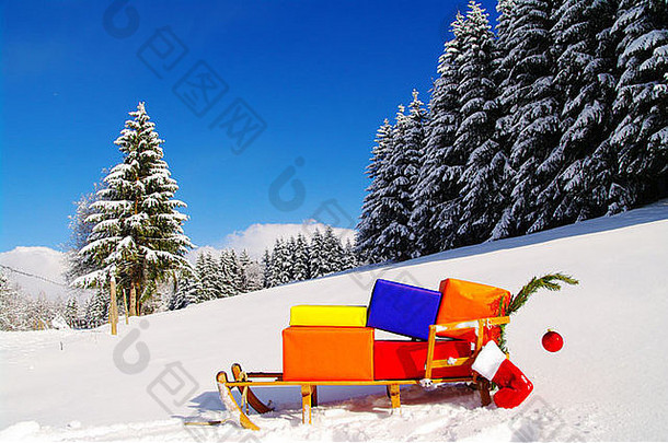 冬季风景中雪橇上五颜六色的礼物