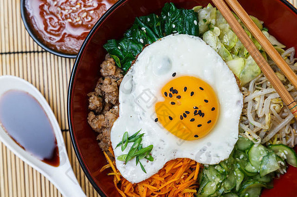 <strong>韩国料理</strong>，木制桌子上的陶罐里的牛肉拼盘