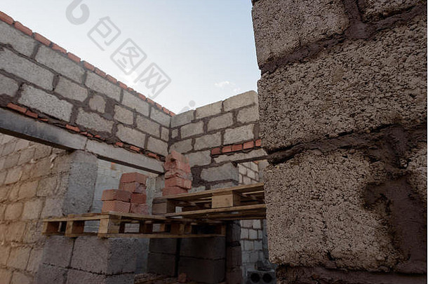 正在施工的房屋内部砖墙，显示新的建筑工程和砌砖
