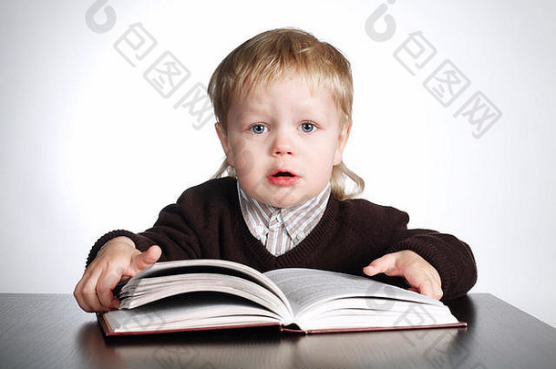 男孩阅读书白色