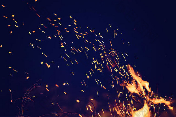 夜晚的篝火中有火花。火背景与空间