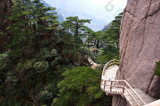 石头陡峭的步骤徒步旅行走徒步旅行黄山山安徽中国4月