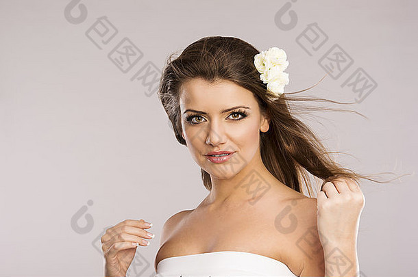 肖像美丽的女人白色花头发隔离灰色背景