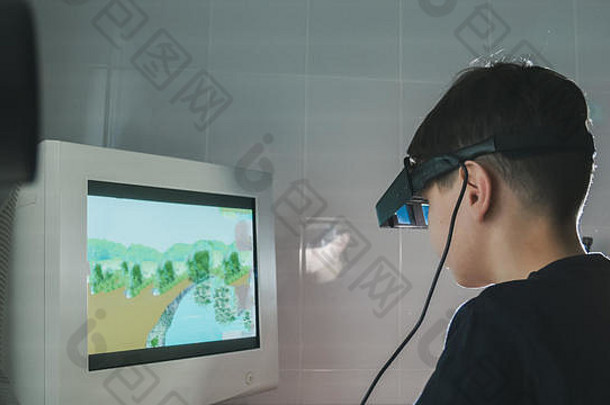 孩子检查愿景立体声视频虚拟现实眼镜眼科学诊所