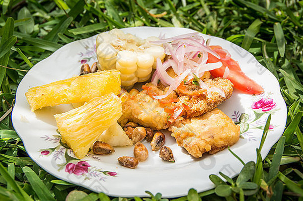 秘鲁传统菜肴-油炸丝兰（木薯）、Chicharron de Pecado（油炸面包鱼块）、Cancha、Mote、Salsa Criolla