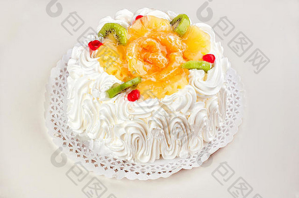 白色背景上的水果生日蛋糕