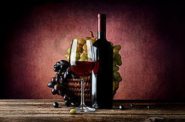 在酒香的背景下，篮子里放着葡萄的葡萄酒