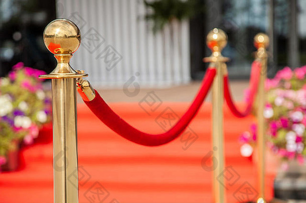 金色绳索护栏，配红色活动地毯