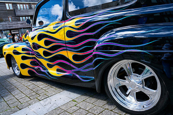 “Hot Rod”型定制汽车，具有明亮的油漆和特殊细节。