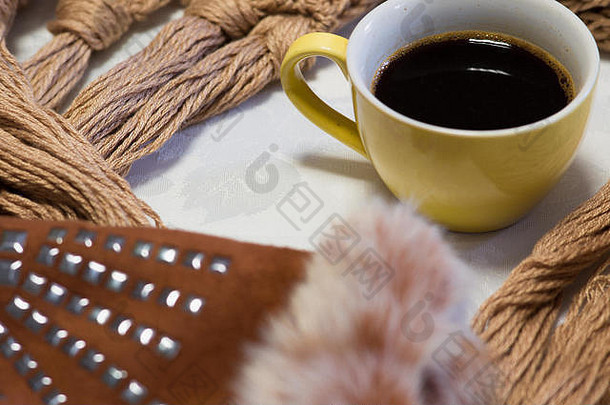 杯热咖啡一天冬天冷温暖的围巾连指手套棕色（的）