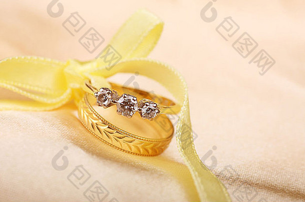 黄色丝带金色婚礼钻石订婚戒指