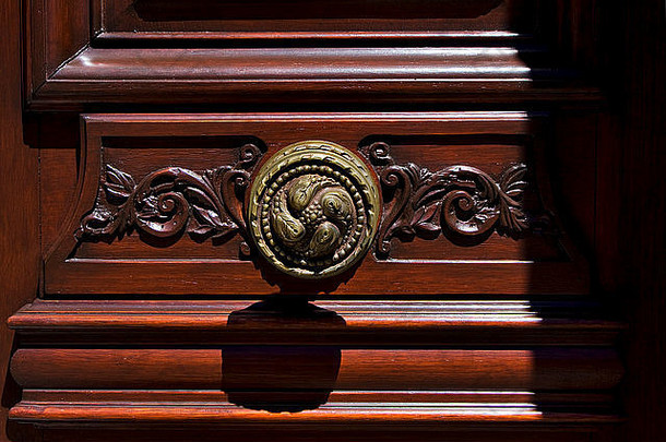 一个黄铜棕色门环和木制门colonia del sacramento乌拉圭