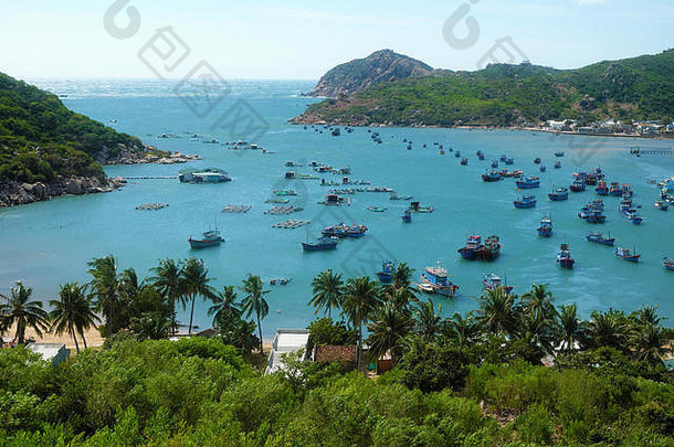 美丽的越南海滩全景，永海湾，宁顺，渔村船锚群