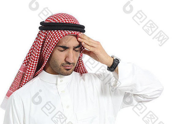 一名患有头痛的阿拉伯沙特阿拉伯男子，被隔离在白色背景下。